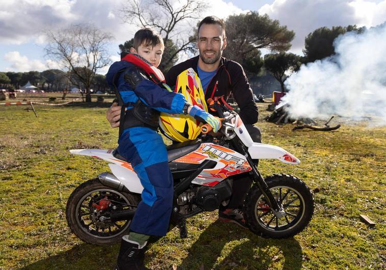 Simón y Saúl Carriel, padre e hijo de Orense que comparten pasión por las motos, en el recinto de Pingüinos.