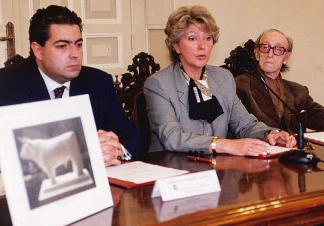 El concejal Alberto Gutiérrez, María del Castañar y el escultor José Luis Medina, con una imagen del boceto del toro, en 1998.