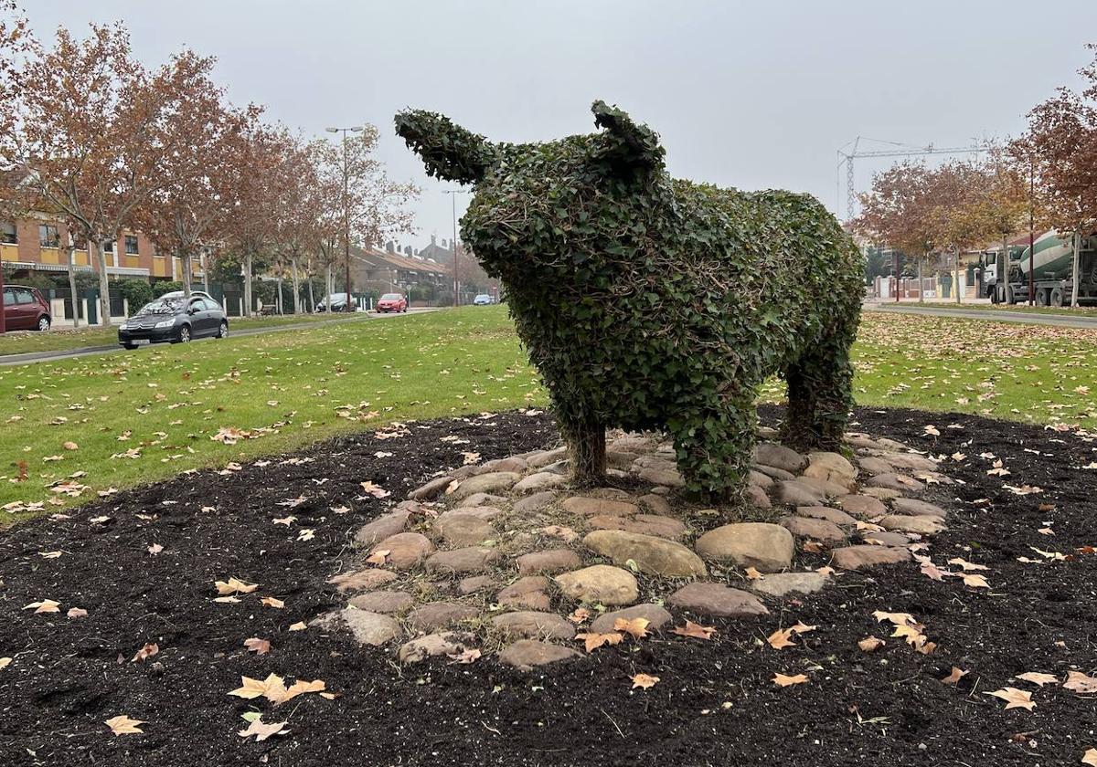 El toro de la Covaresa, a la altura del número 184 de la Cañada Real de Valladolid.