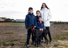 Virginia junto a sus hijos Pablo, Sergio y Mario, con Yenka de Kade.