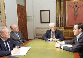 Conrado Íscar junto al presidente de la cofradía del Santo Cristo Despojado