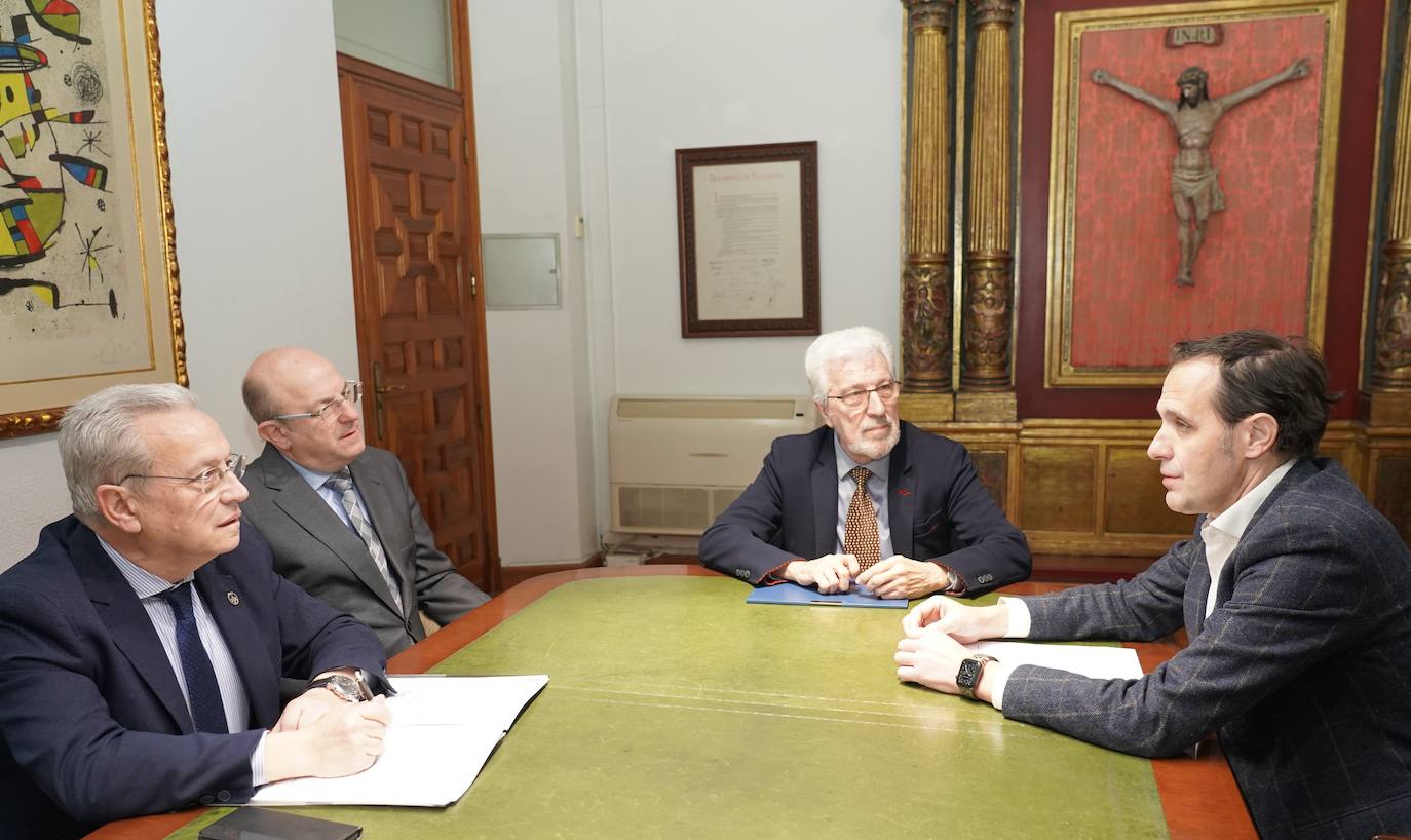 Conrado Íscar junto al presidente de la cofradía del Santo Cristo Despojado