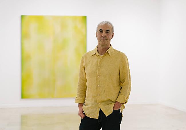 Prudencio Irazabal junto a una de sus obras.