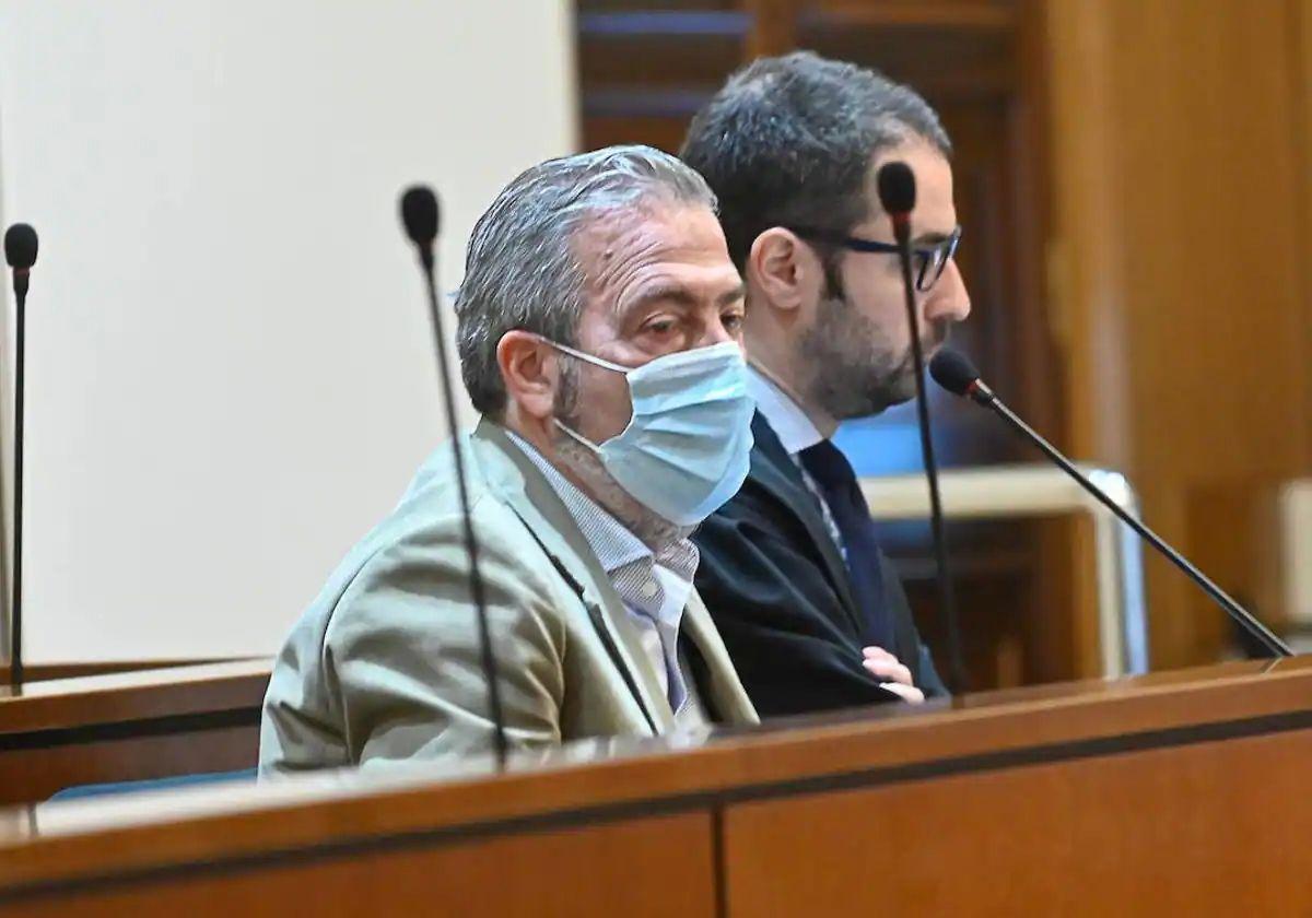 El bodeguero, Ricardo, con mascarilla, antes de la vista oral en la Audiencia de Valladolid.