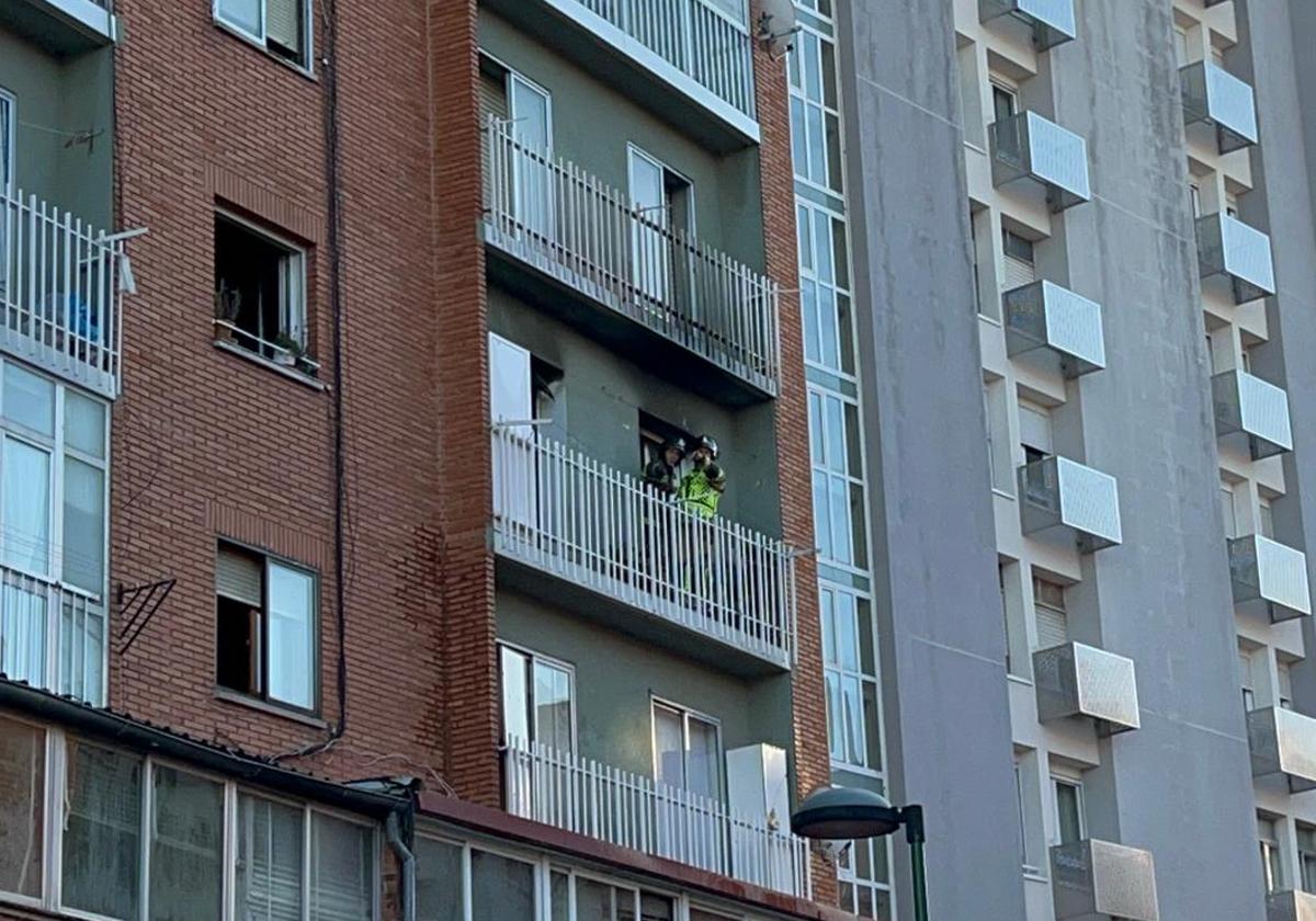 Bomberos en el balcón de la vivienda afectada por el incendio.