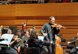 El vallisoletano Roberto González-Monjas, en el concierto de ayer como director y solista de violín.