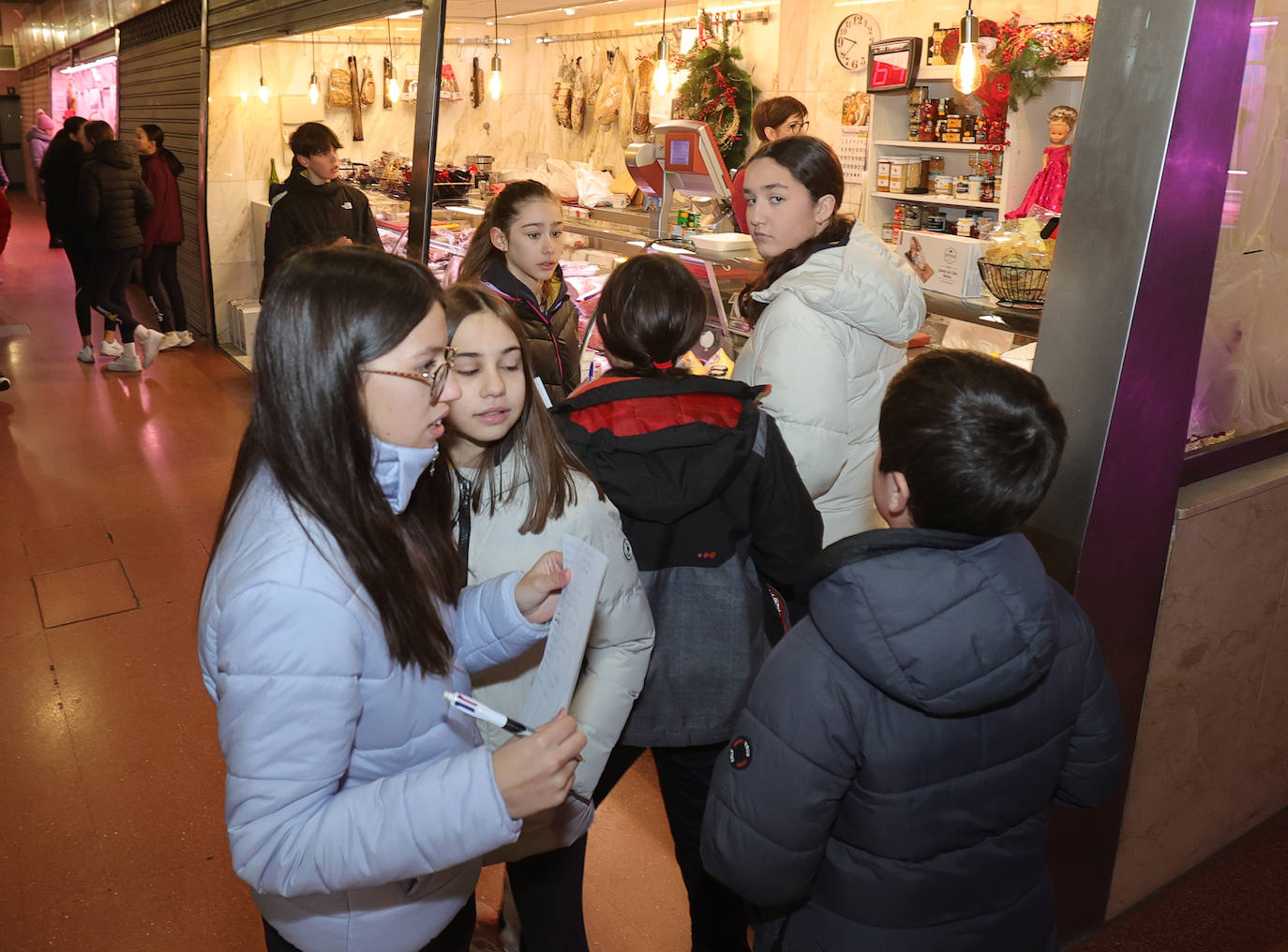 Los alumnos de La Salle visitan la Plaza de Abastos para un proyecto