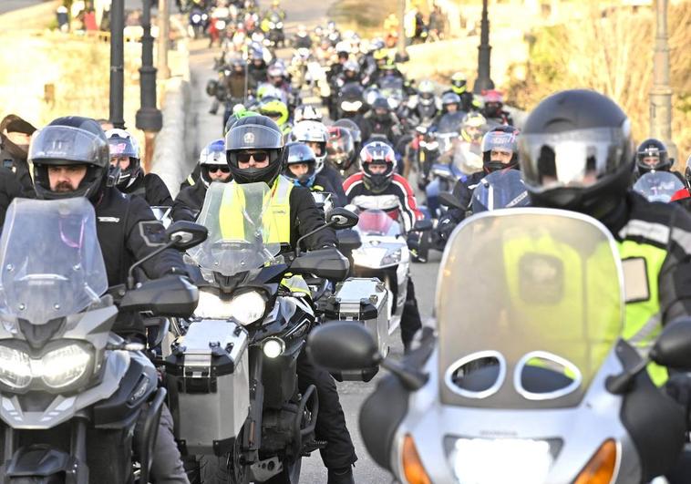 Los moteros llegan a Mojados desde el Puente Viejo.