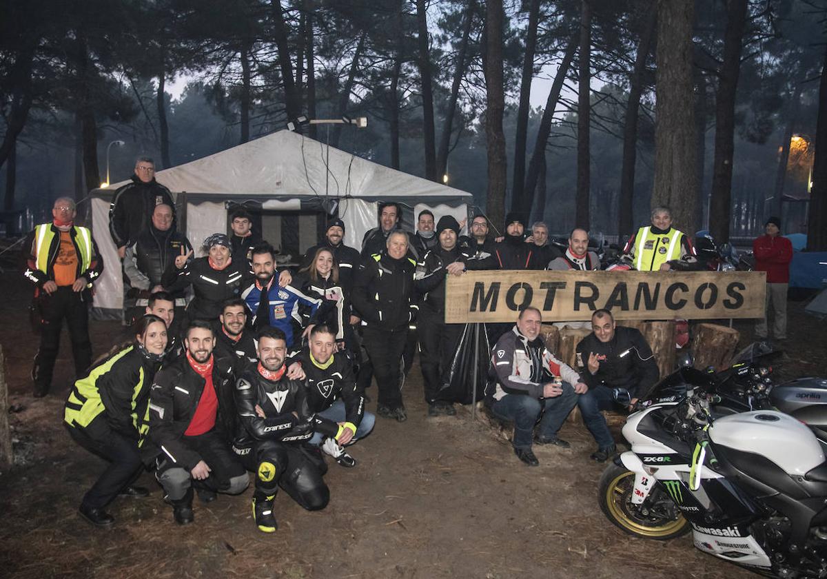 Socios del motoclub Motrancos, con sede en Cantalejo, este viernes en la concentración invernal.