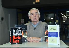 Paco Heras con los libros que recomienda.