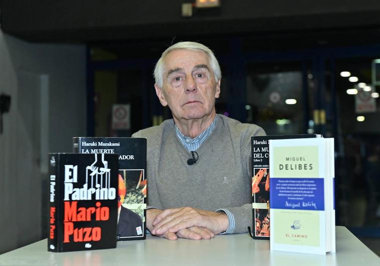 Paco Heras con los libros que recomienda.