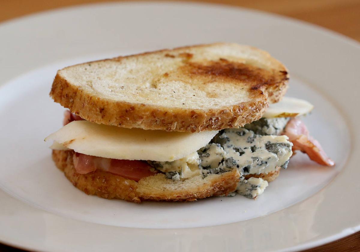 Un sándwich con queso gorgonzola.