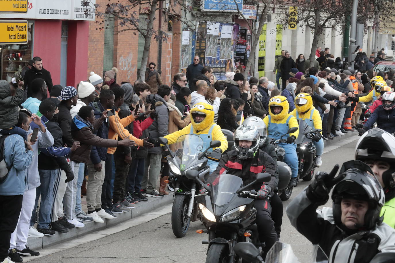 El desfile de banderas de Pingüinos, en imágenes (1/2)