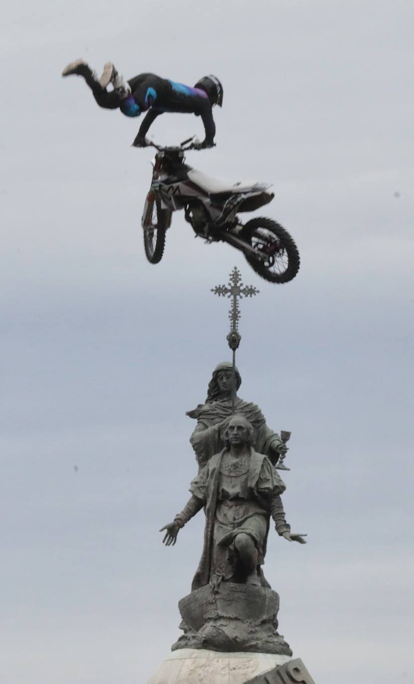 Acrobacias imposibles sobre dos ruedas en la Acera de Recoletos