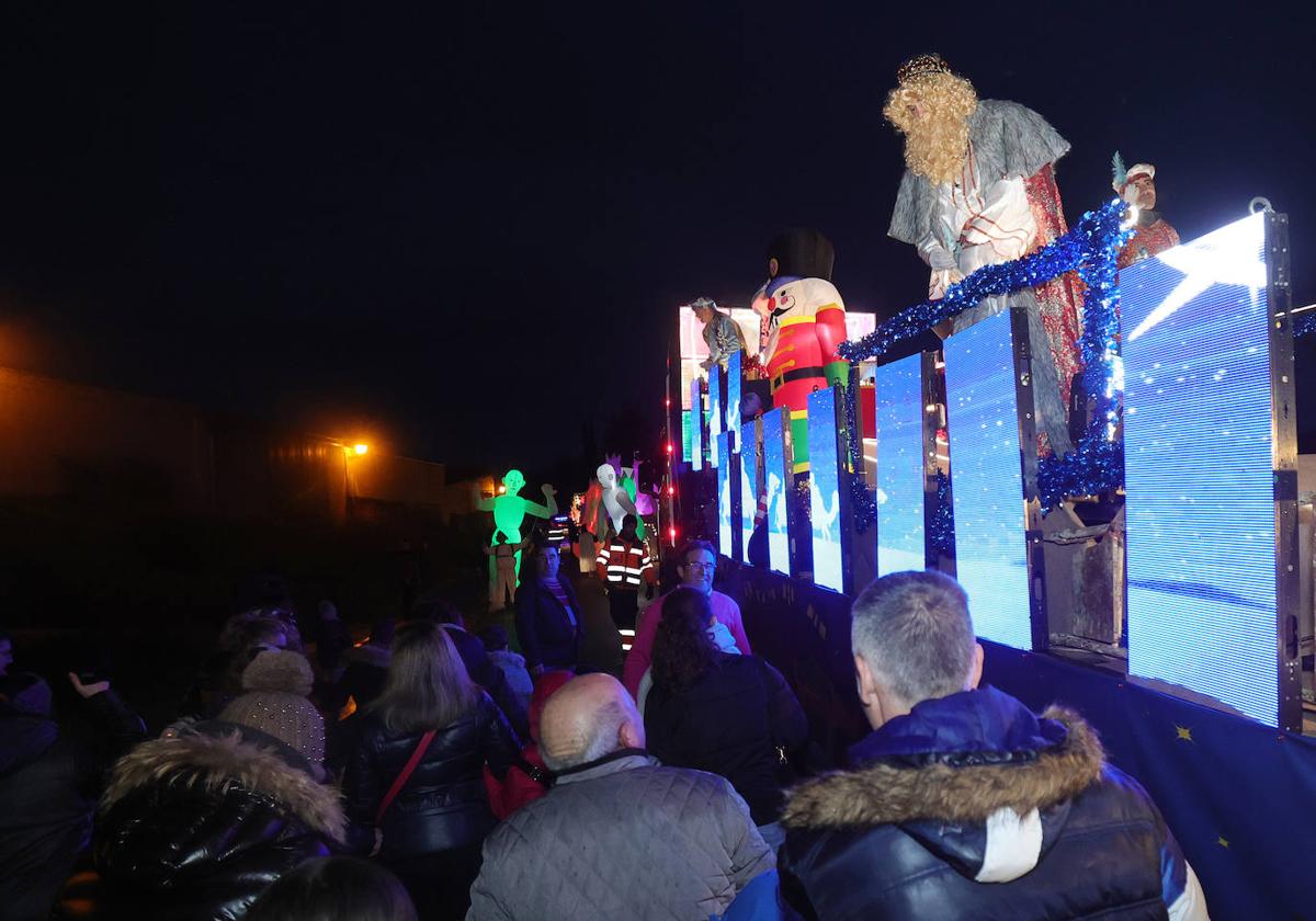 Los Reyes Magos protagonizaron este sábado una cabalgata de despedida en Becerril de Campos.