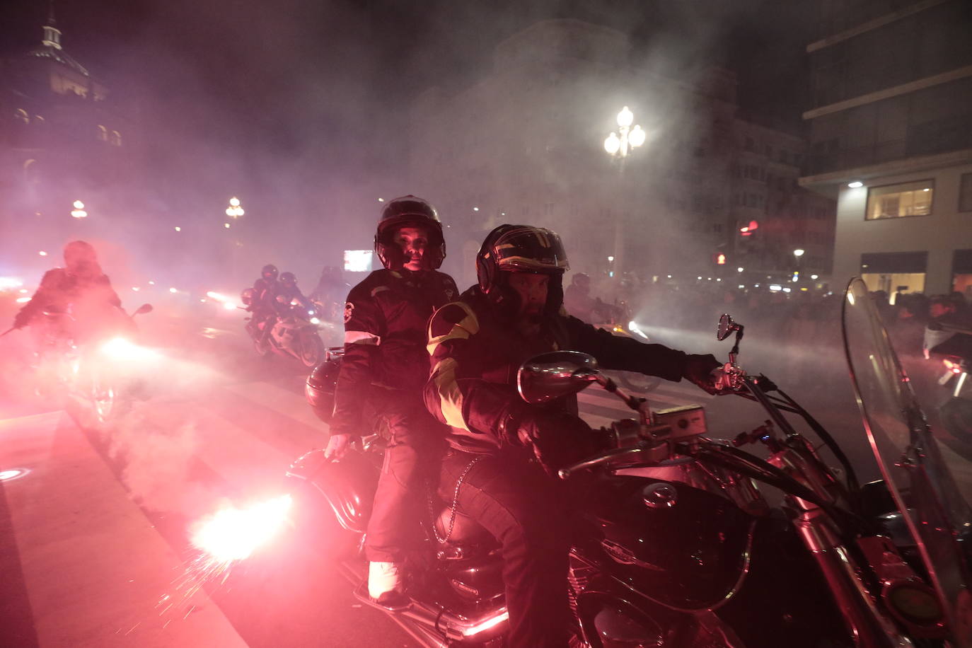 El desfile de antorchas de Pingüinos, en imágenes