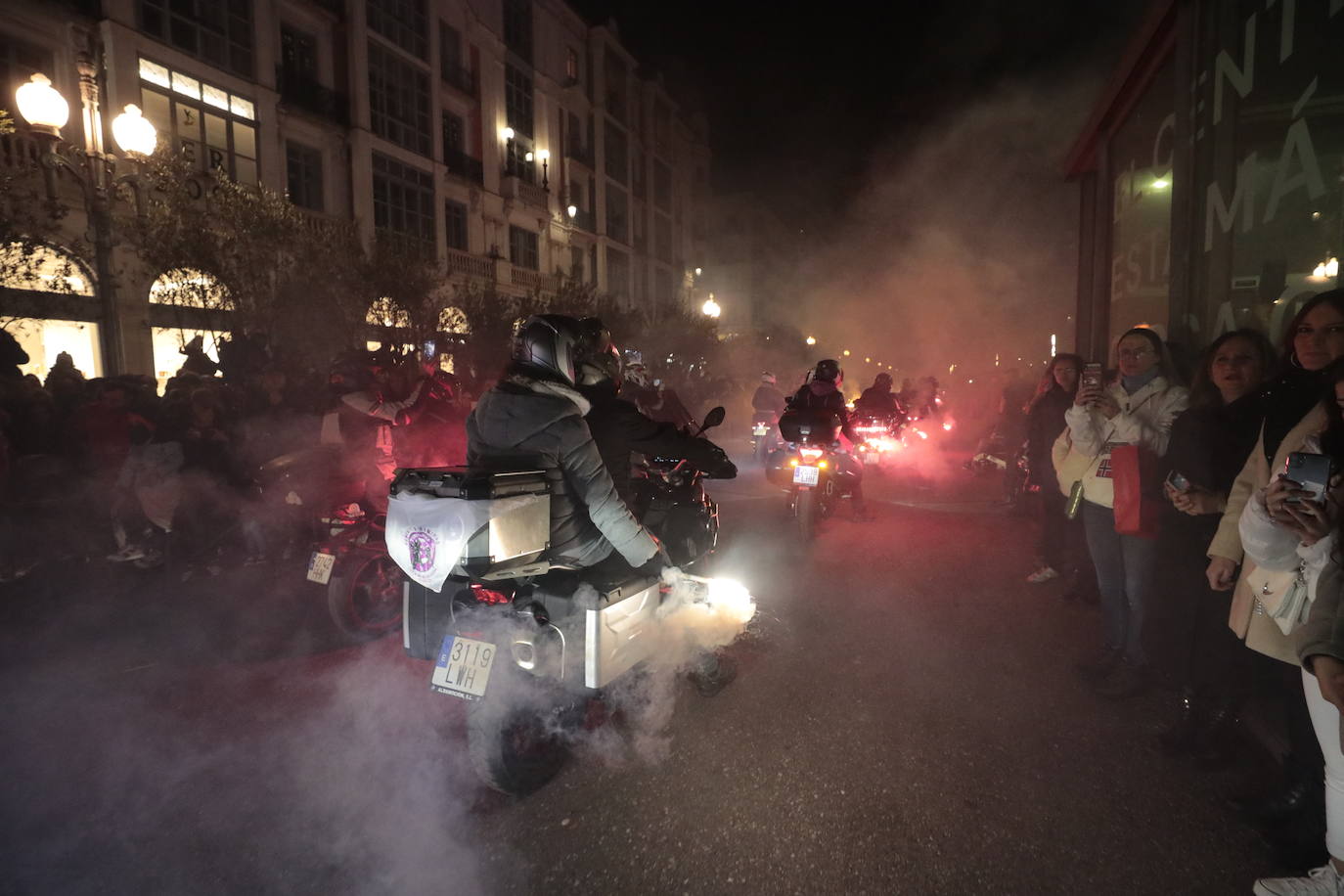 El desfile de antorchas de Pingüinos, en imágenes