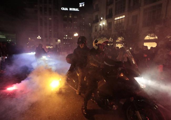 El desfile de antorchas, a su paso por el centro de Valladolid.