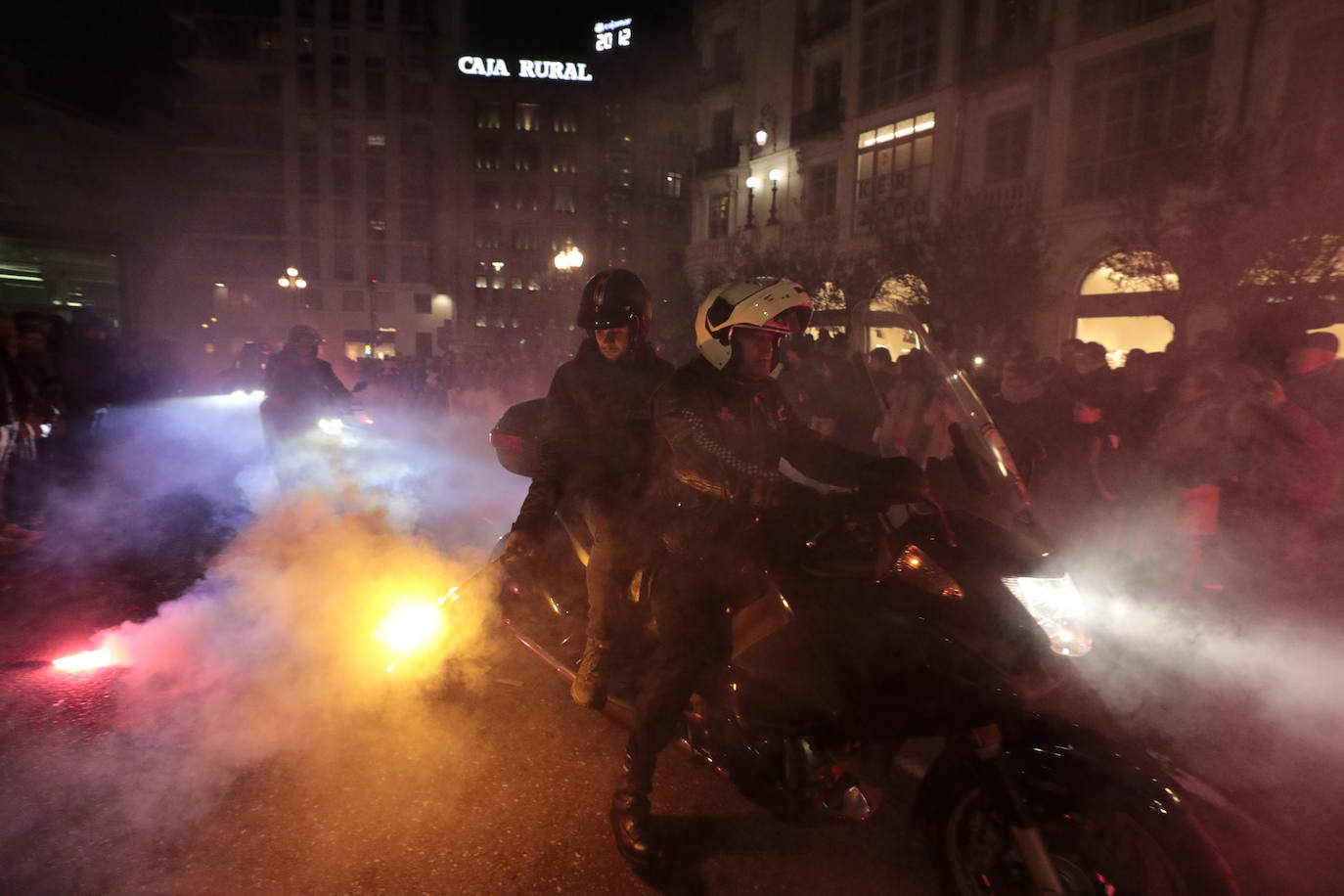 El desfile de antorchas de Pingüinos, en imágenes