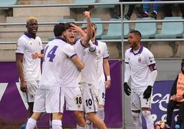 Los jugadores del Palencia CF celebran uno de los goles, este sábado en La Balastera