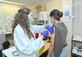 Blanca Zaloña se vacuna con la antigripal en Arturo Eyries en Valladolid.