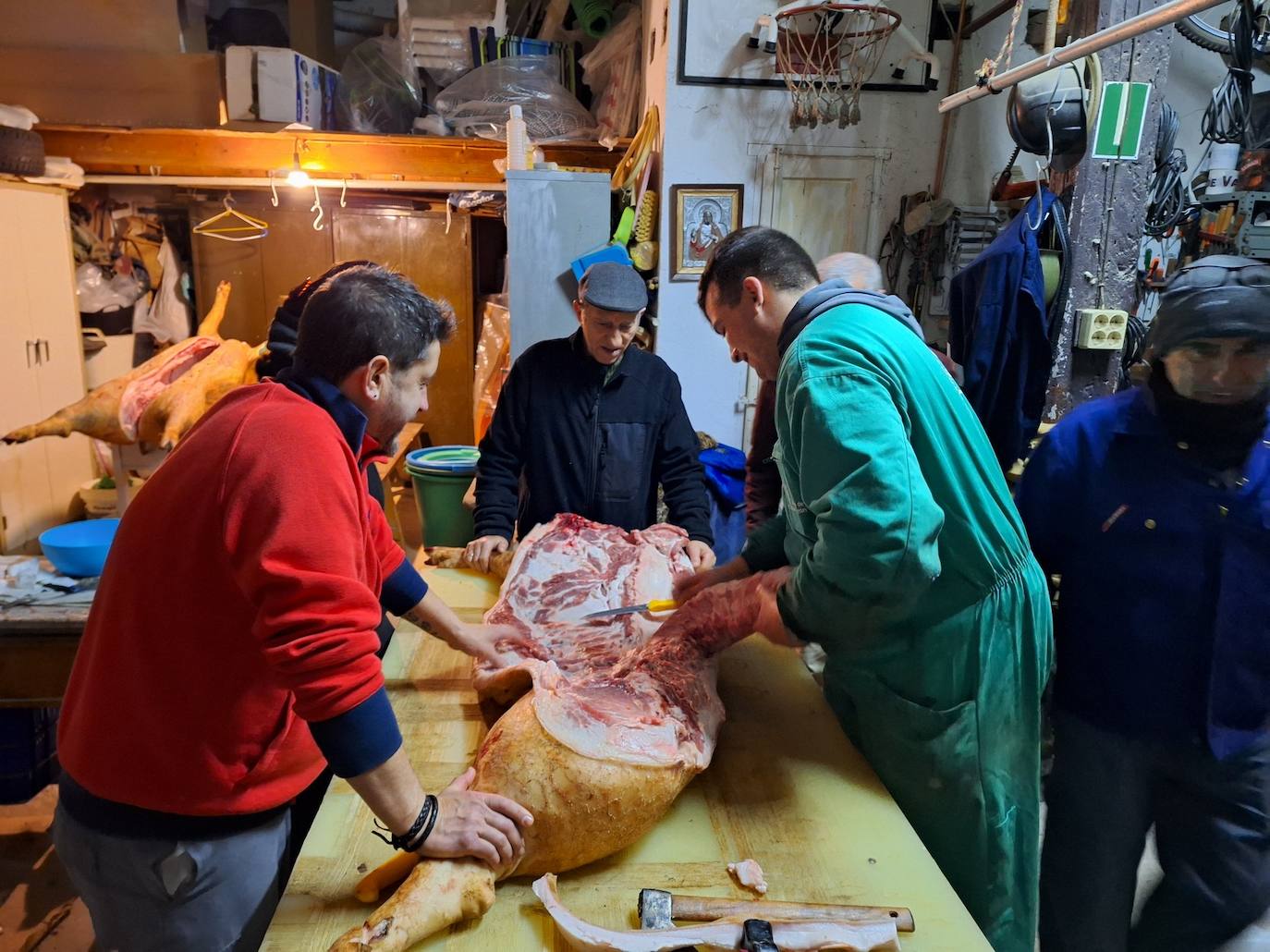 La matanza tradicional del cerdo de una familia de Rioseco, en imágenes