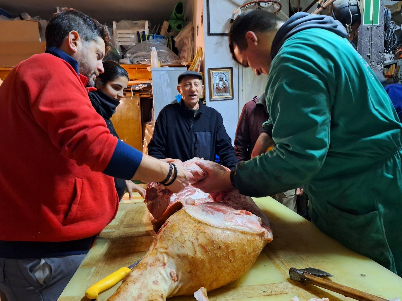 La matanza tradicional del cerdo de una familia de Rioseco, en imágenes