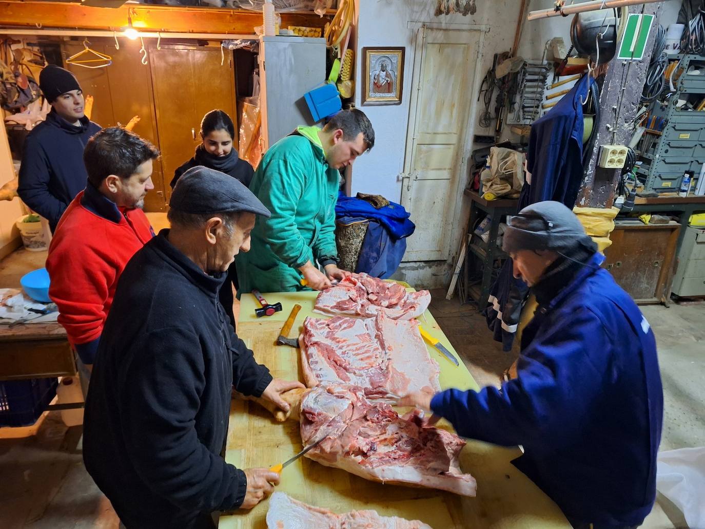 La matanza tradicional del cerdo de una familia de Rioseco, en imágenes