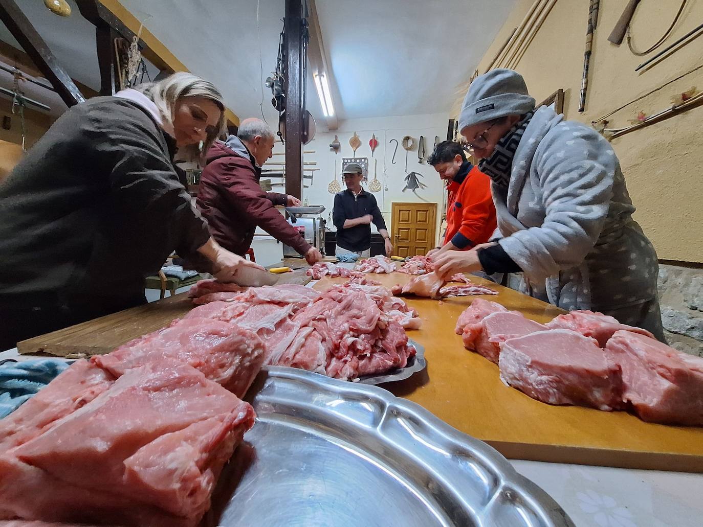 La matanza tradicional del cerdo de una familia de Rioseco, en imágenes