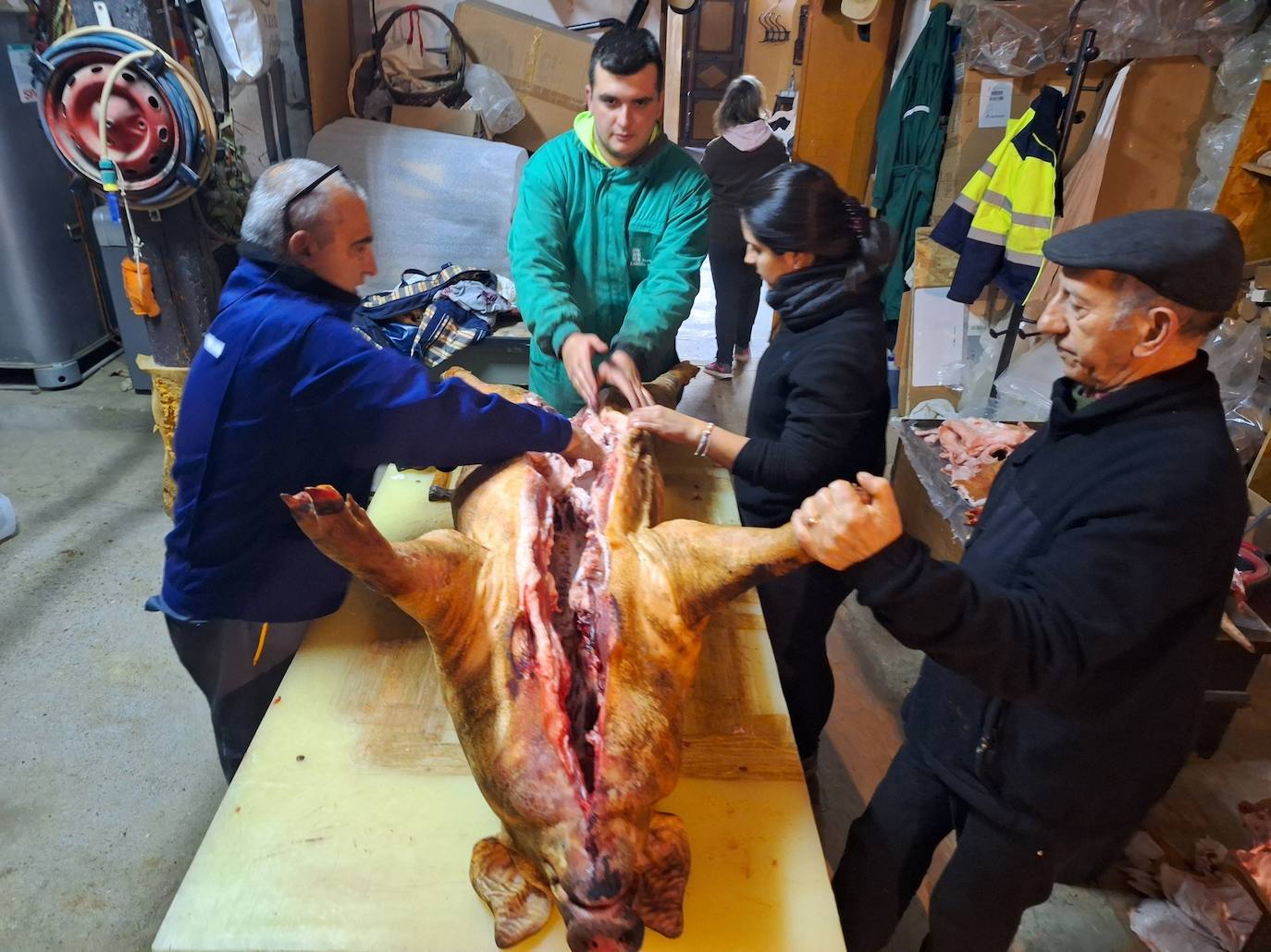 La matanza tradicional del cerdo de una familia de Rioseco, en imágenes