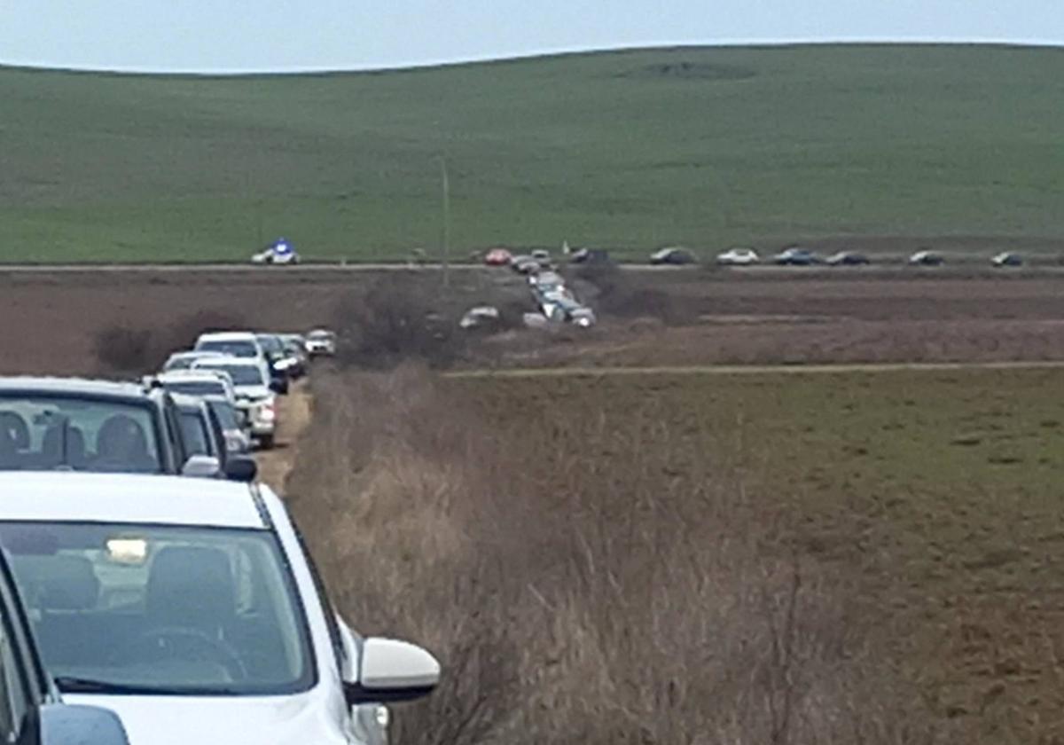 Atasco en el acceso a la zona del certamen, en la mañana de este sábado.