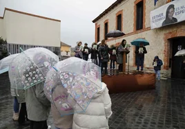 Bajo la lluvia la hermana de Esther López, Inés, lee el comunicado redactado para esta última convocatoria.