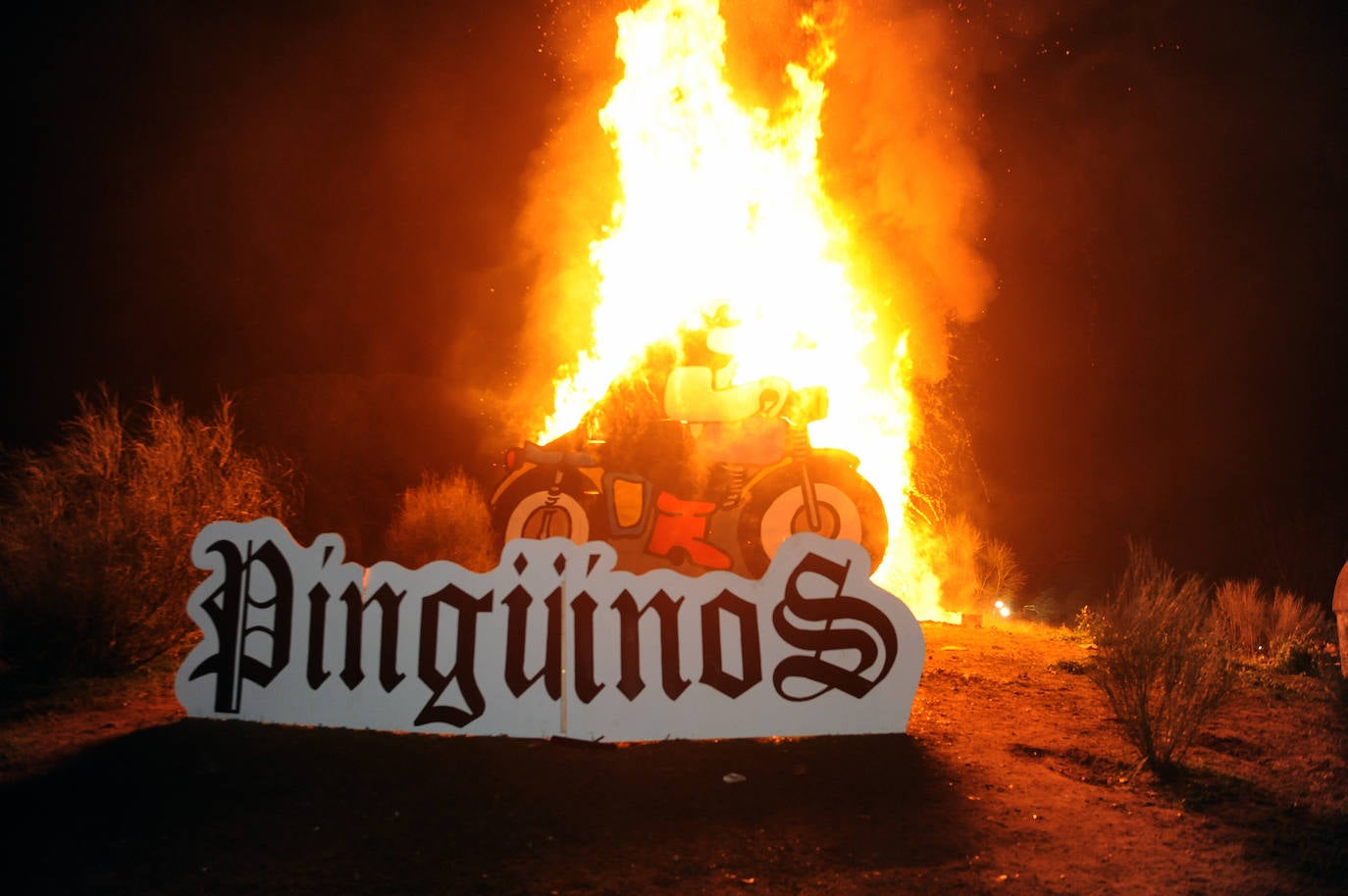 La quema de la falla de Pingüinos, un clásico de la concentración