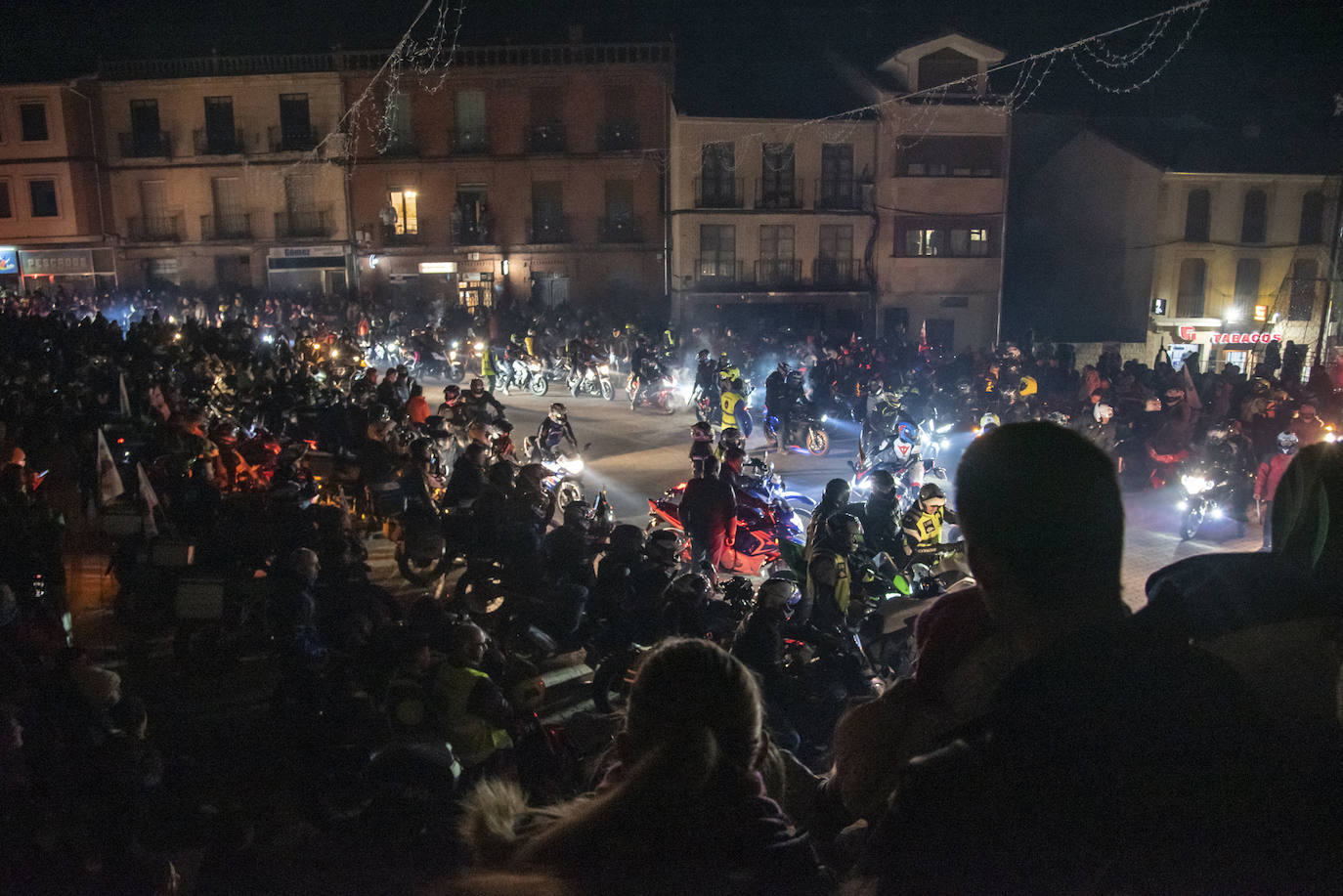 Cientos de personas asisten al desfile de antorchas en Cantalejo, el sábado por la noche.