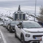 La subida a Navacerrada por Madrid, otra vez cortada y colapsada