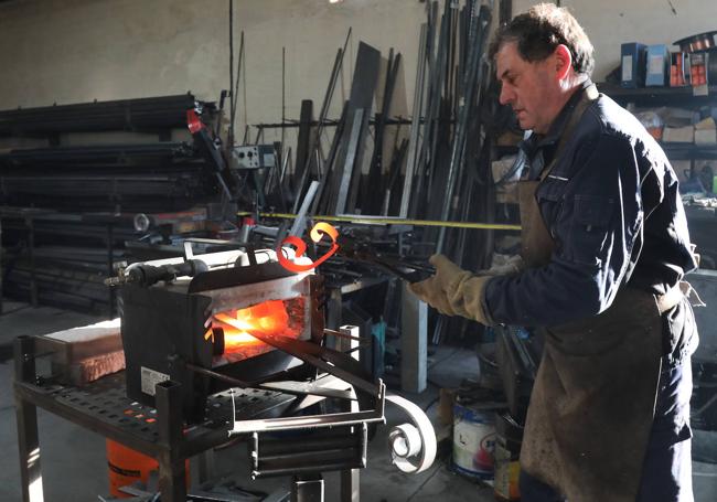 Taller de forja de José Luis Tarilonte en Acera de la Vega.