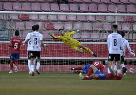 Lupu remata para hacer el 1-0 ante la Segoviana.