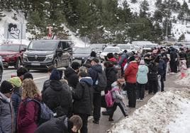 Multitud de vehículos y personas intentan acceder a la estación de esquí de Navacerrada.