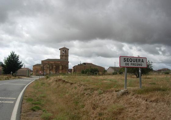 Entrada por carretera al término de Sequera de Fresno.