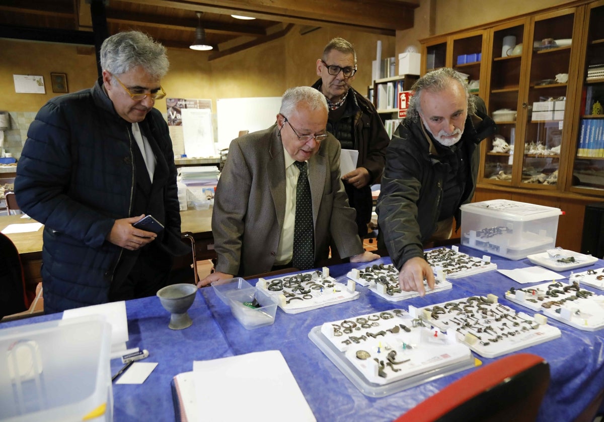 De izquierda a derecha, el director general de Patrimonio, Juna Carlos Prieto; el consejero de Cultura, Gonzalo Santonja; el procurador Francisco Javier Carrera; y Caros Sanz, director de Pintia. Visita al Centro de Estudios Vacceos Federico Wattenberg.