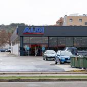 Roba un cuchillo en un supermercado y le detienen por amenazar a los policías