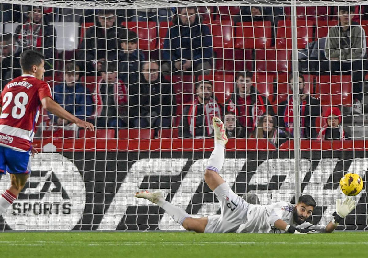 El portero portugués André Ferreira despeja un balón en el encuentro ante el Athletic.