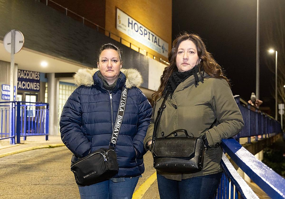 Las sobrinas del enfermo con ictus, Carmen y Patricia, frente al Clínico de Valladolid.