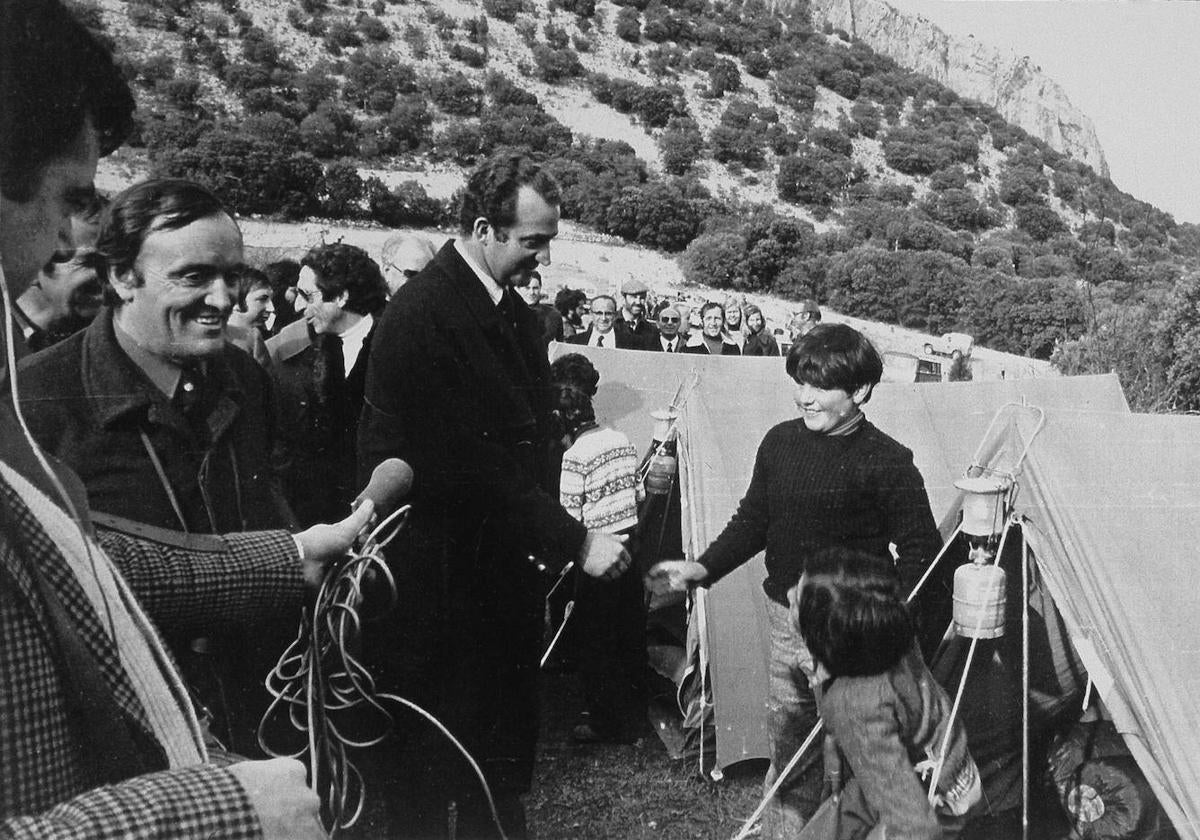 Félix Rodríguz de la Fuente, junto al príncipe de España, Juan Carlos de Borbón, durante la inauguración del Refugio en enero de 1975.