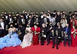 Foto de familia de los galardonados con los Goya de 2022, en Valencia.