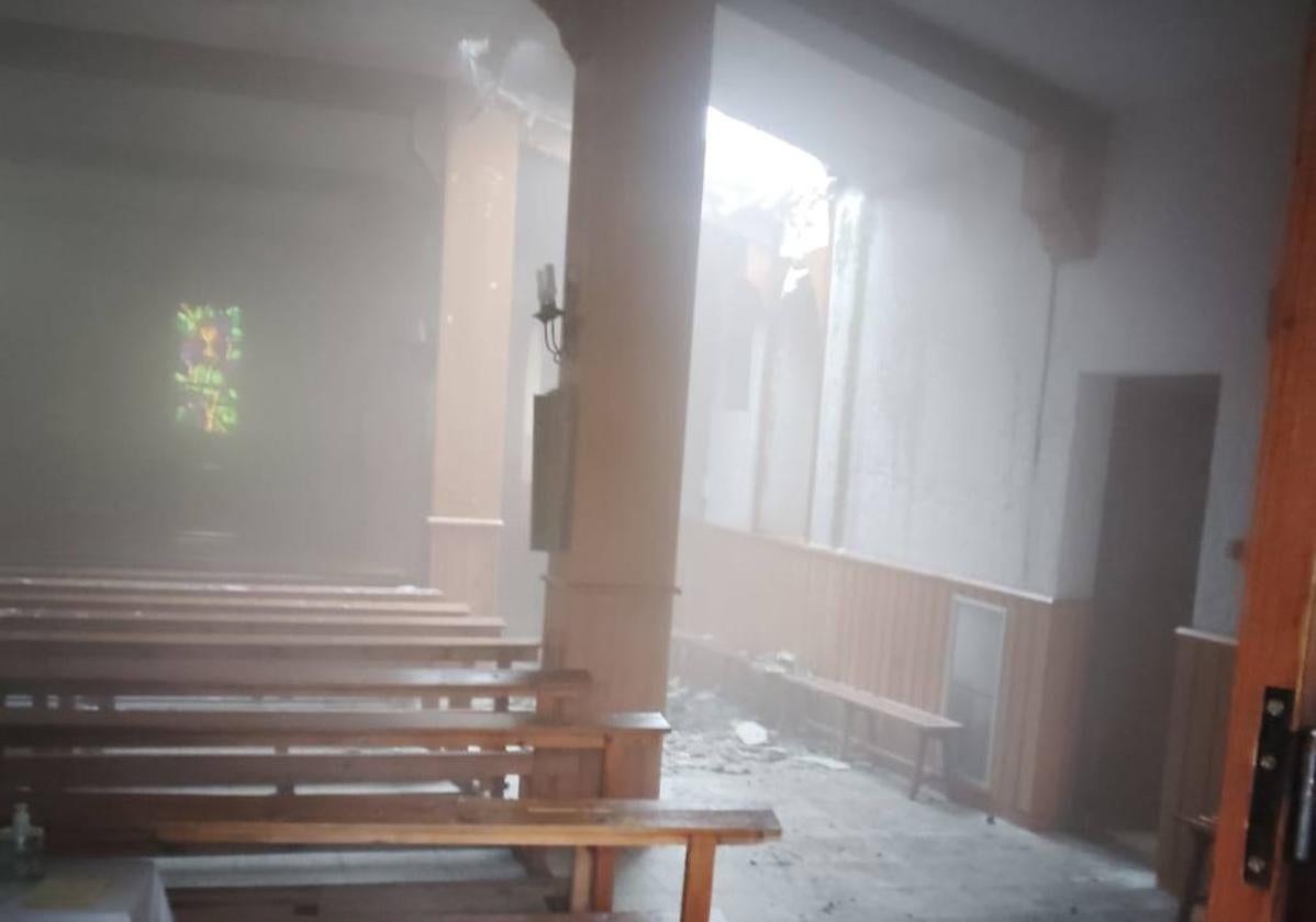 Estado en el que ha quedado el interior de la iglesia tras el incendio.