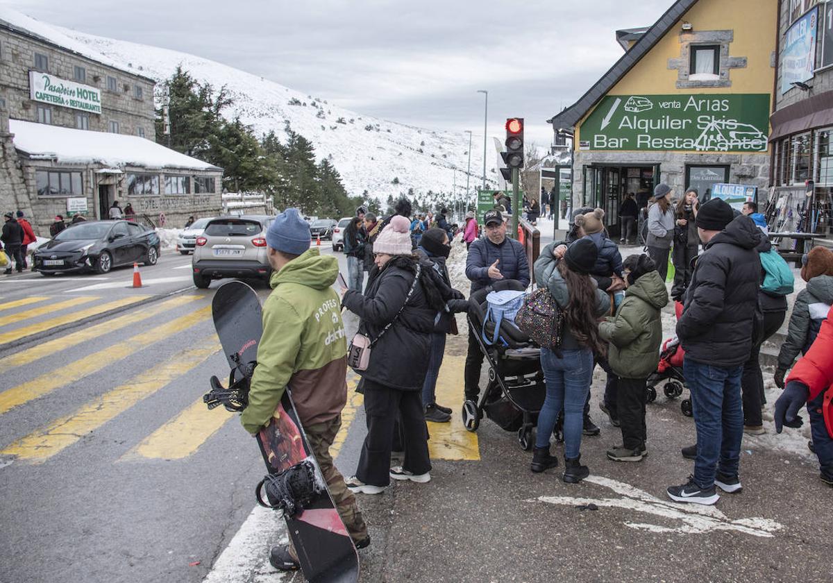 Varios usuarios esperan frente a la estación de esquí de Navacerrada.