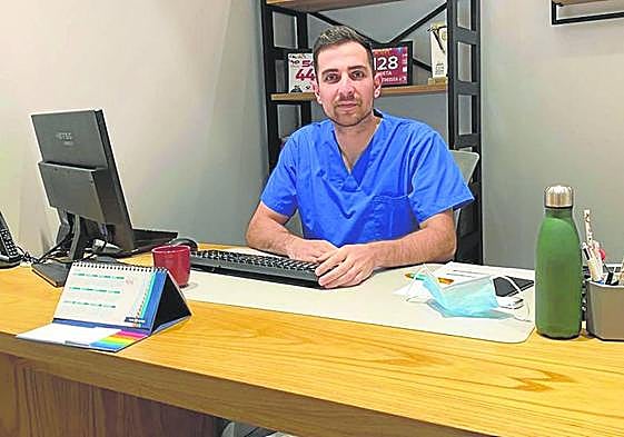 El nutricionista Mario Santos, en su consulta.