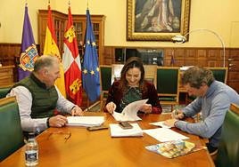 Pedro Vián, Miriam Andrés y Luis Ángel Espeso, en la firma del convenio.