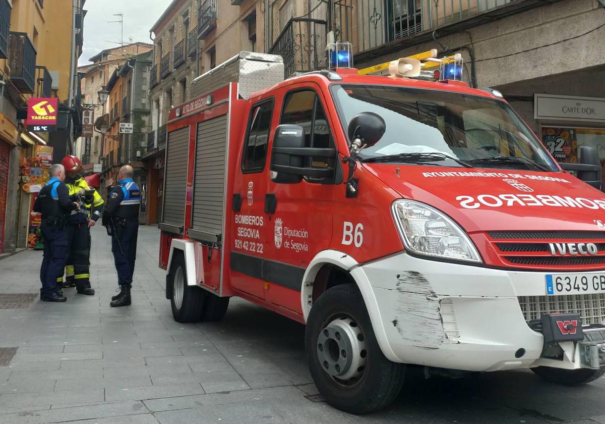 Bomberos y policías locales terminan la intervención llevada a cabo este martes en la calle San Francisco de Segovia.